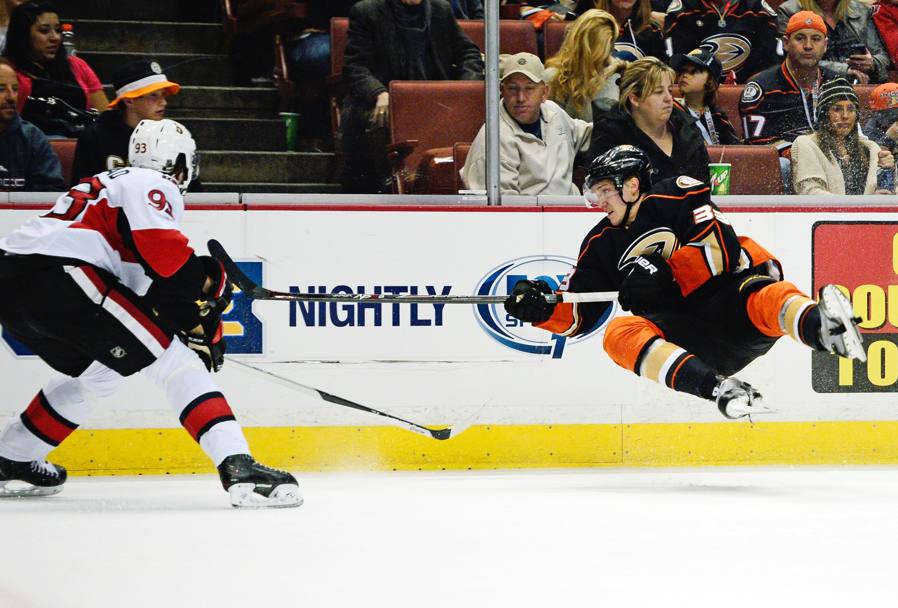 Jakob Silfverberg degli Anaheim Ducks sospeso a mezz&#39;aria (Reuters)